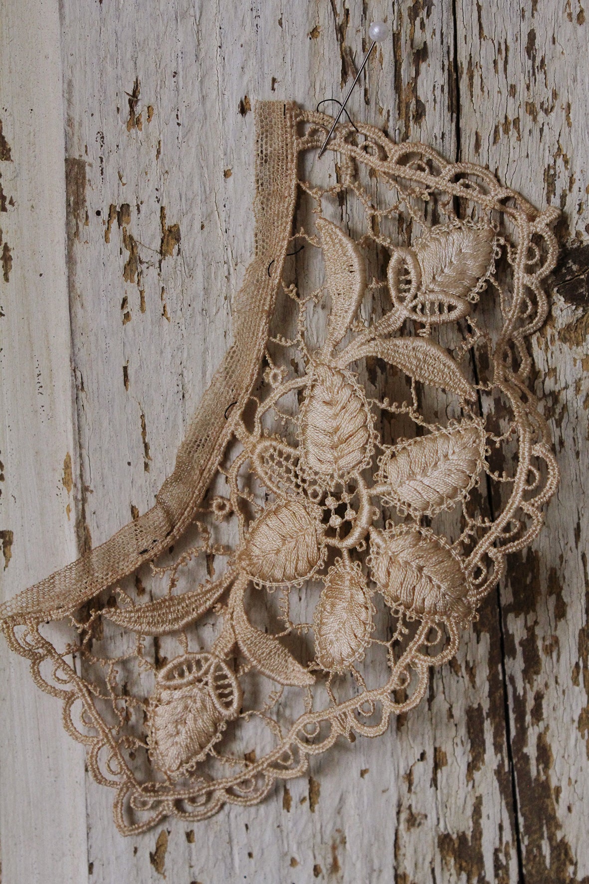 Beautiful Antique Lace Snippet - Arts & Crafts Leaf Motif