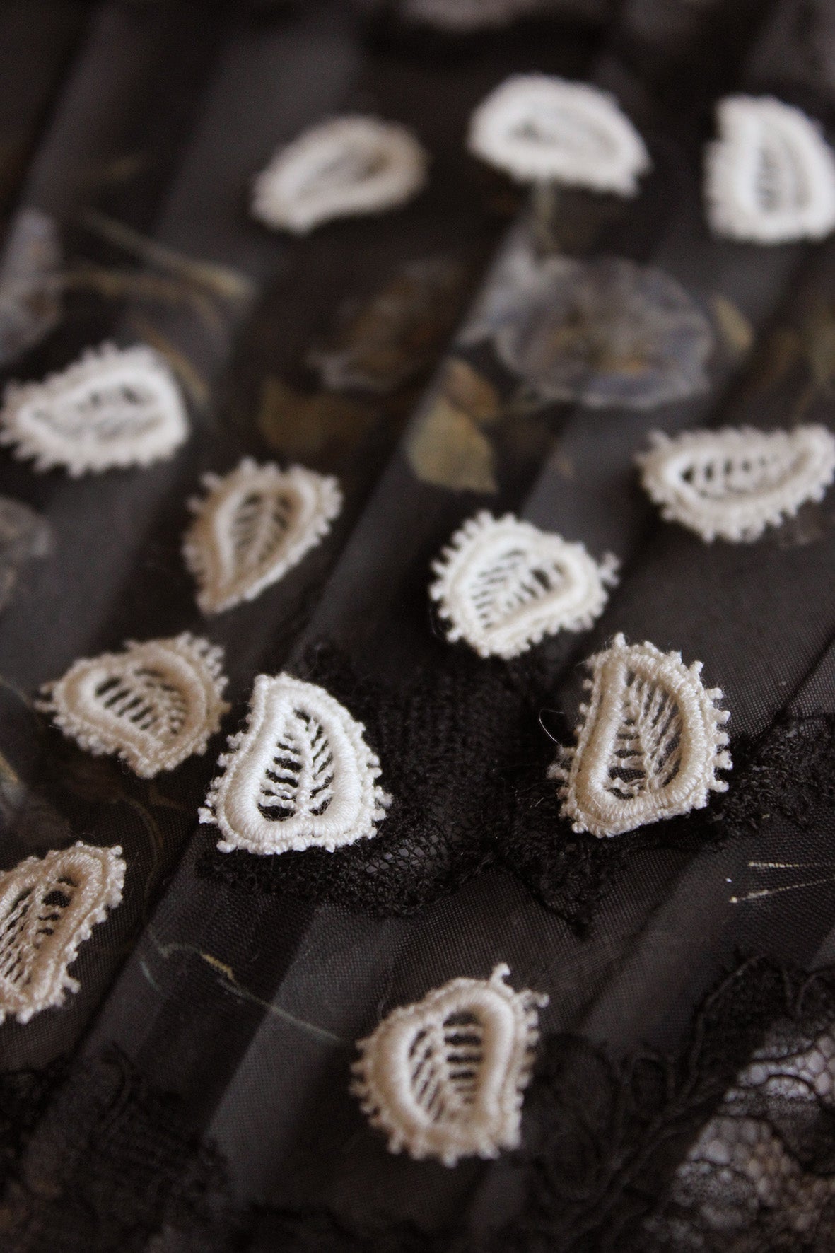 Antique Decoratives - Broderie Leaves