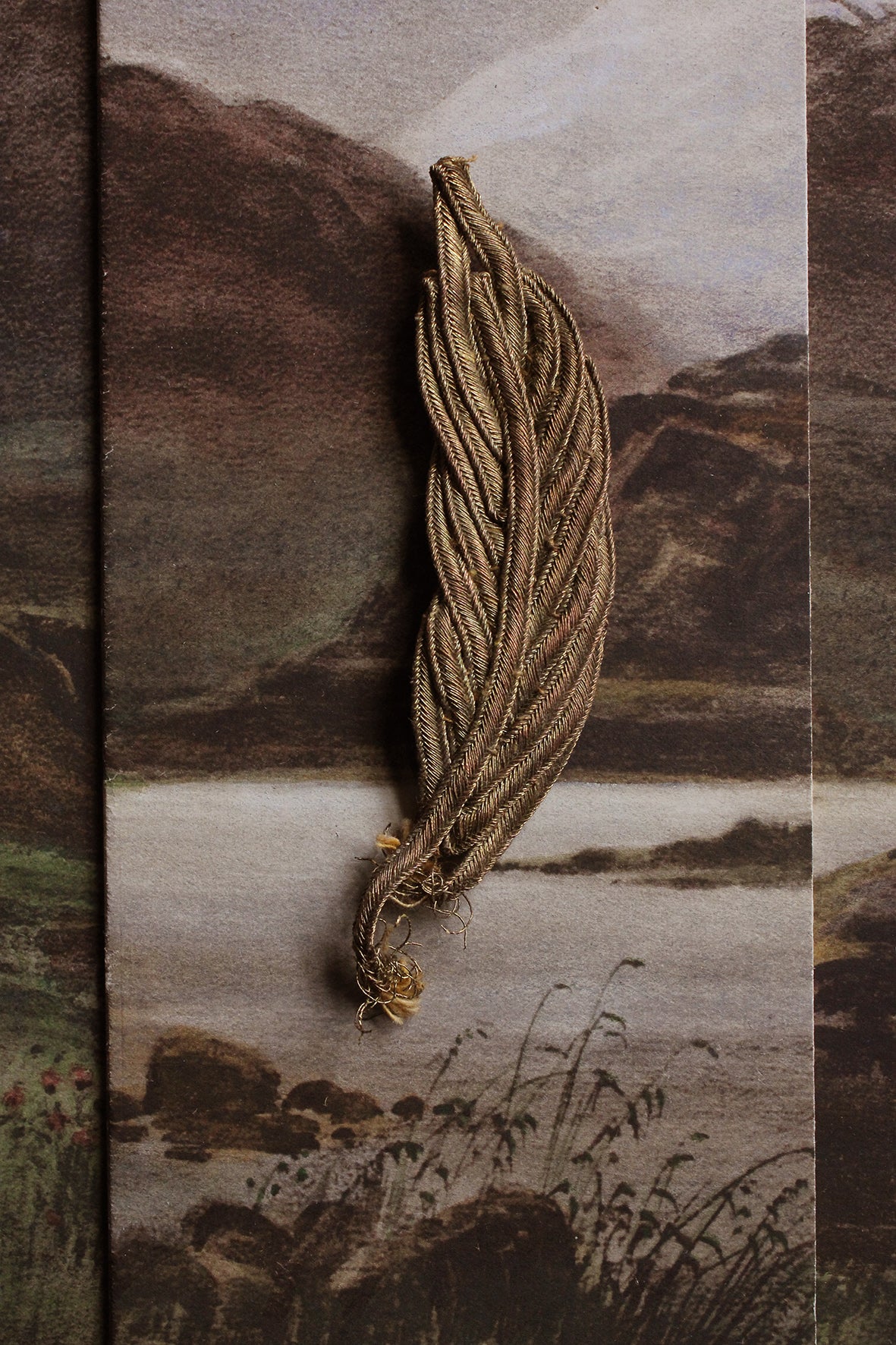 Victorian Dull Gold Ribbon Leaf