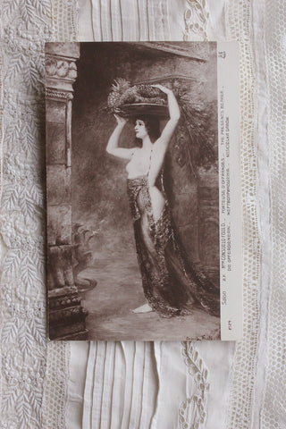 Salon de Paris - No.36 - The Presents Bearer