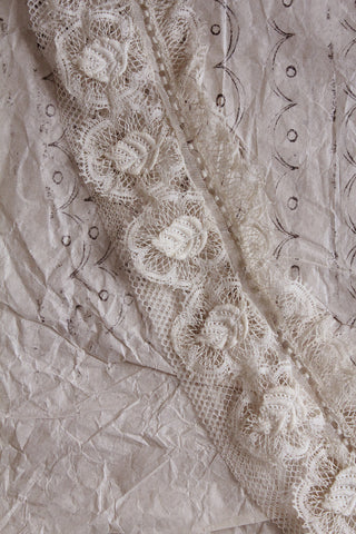 Exquisite Edwardian High Lace Collar with Relief Work Leaves