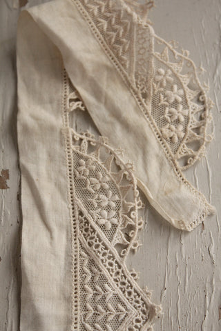 Beautful Silk Collar With Ditsy Detailing