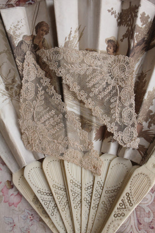 Antique Lace Corners
