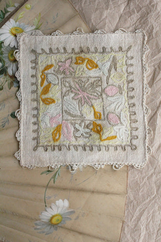 Embroidered Detailed Linen Mat (1)