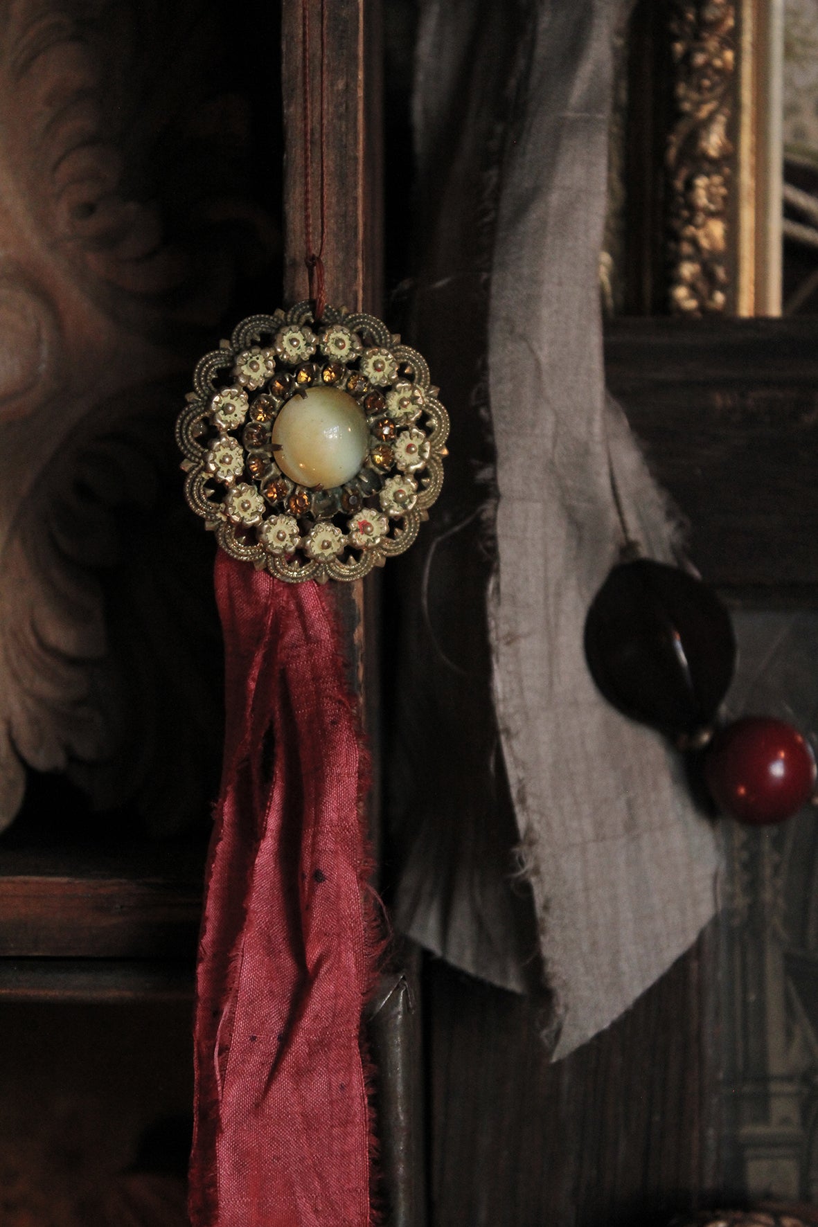 Armoire Brooch Decoration - The Resting Hour - 3