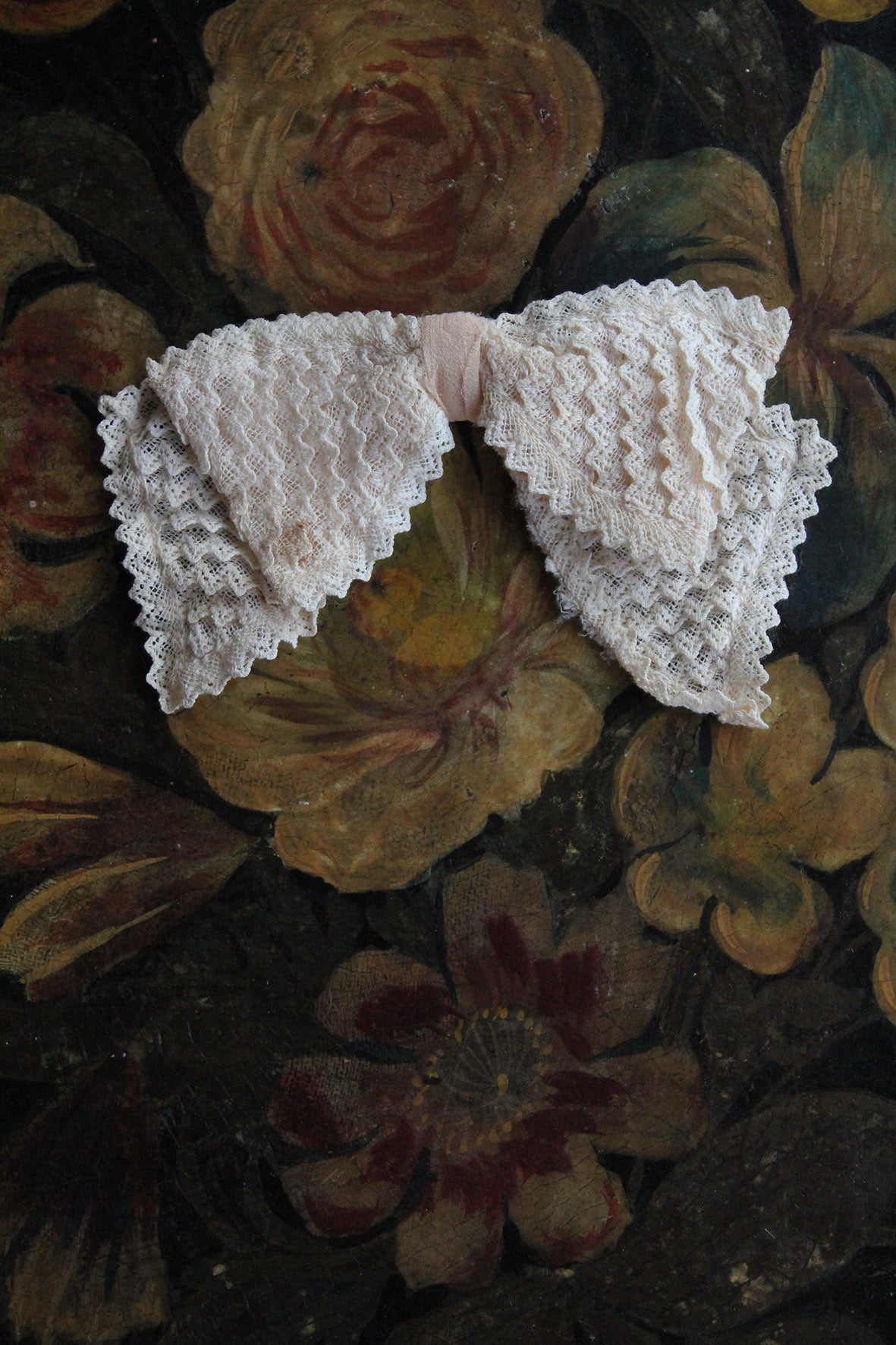 Old Forties Fashion Bow with Pin