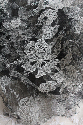 Pretty Vintage Embroidered Lace - Roses