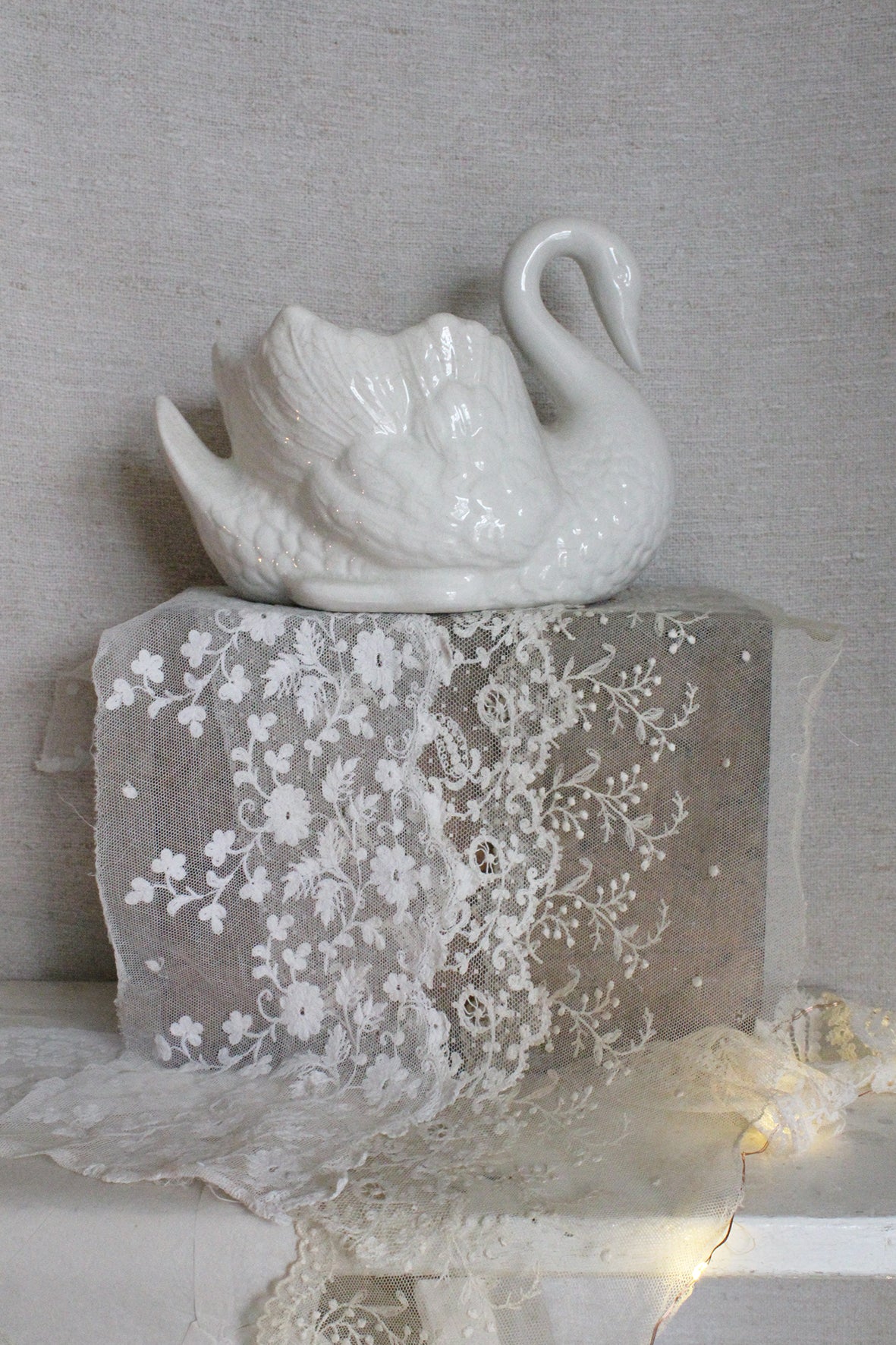 Beautiful Old Swan - Plant Pot - Medium Old White