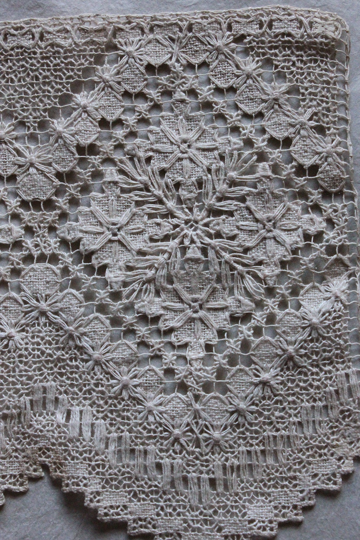 Antique Linen Lace Edging Interior Scallop